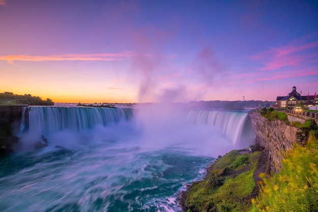 Vista de la cascada de las Cataratas del Niágara desde Ontario, Canadá