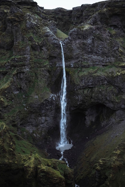 Vista de una cascada en la costa sur de Islandia