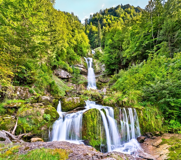 Vista de la cascada Giessbach en el lago Brienzersee en Suiza