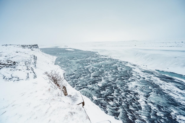 Vista de la cascada Gullfoss y paisaje invernal Imagen en la temporada de invierno Gullfoss es una de las cascadas más populares de Islandia y atracciones turísticas