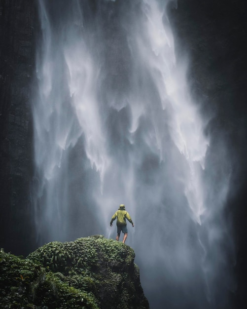 Foto vista de la cascada en java, indonesia