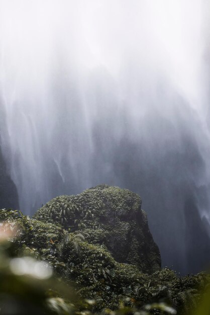 Vista de la cascada en Java, Indonesia