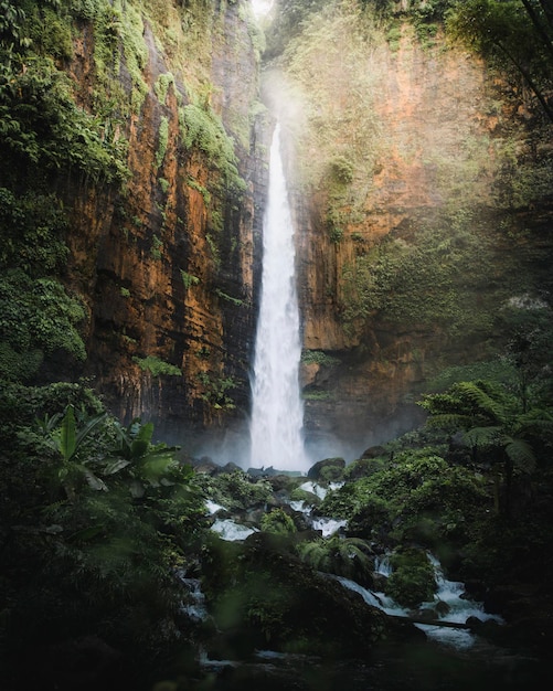 Vista de la cascada en Java, Indonesia