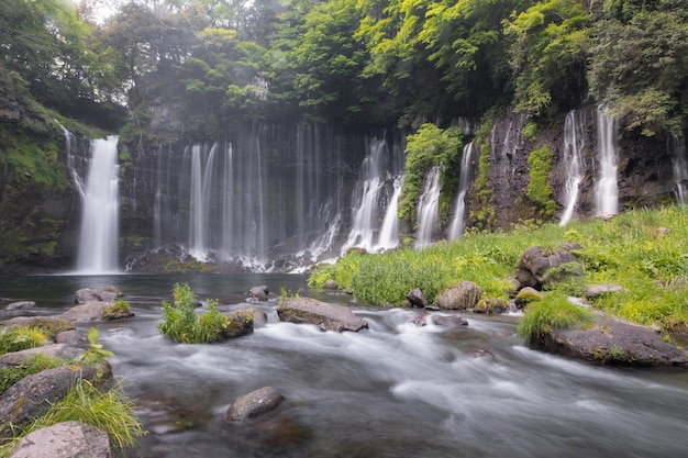 Vista de la cascada con el lago en primer plano
