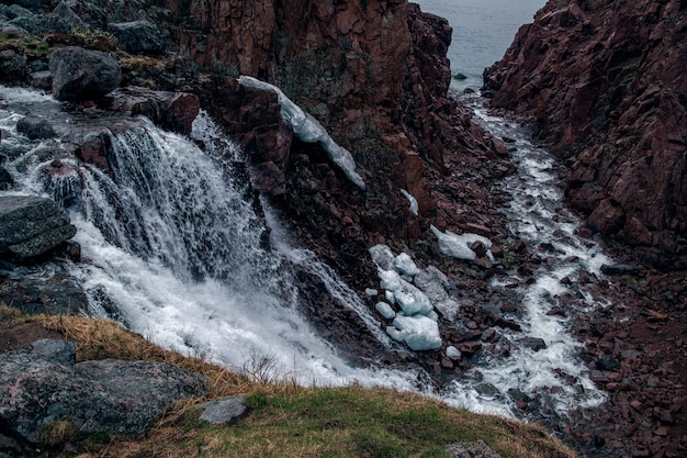 Vista de la cascada que desemboca en el mar de Barents