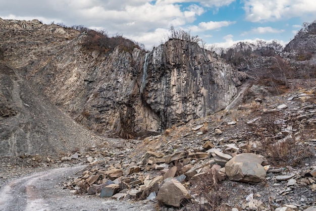 Vista de la cascada Ramrama en el pueblo de la región de Ilisu Gakh