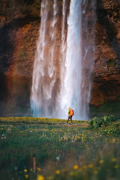 Vista de la cascada de Seljalandsfoss en Islandia