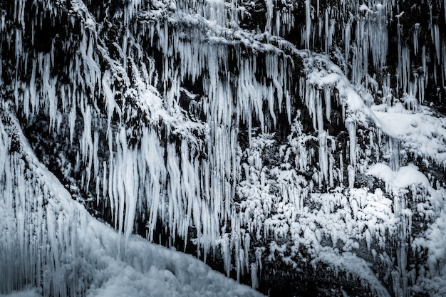 Vista de la cascada Skogafoss en invierno