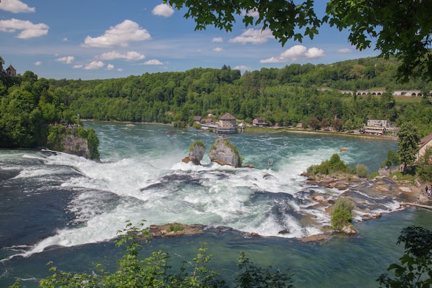 Vista de las cascadas del río Rin (Rheinfall) en Suiza, son la cascada más grande de Europa central