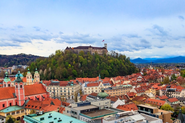 Vista del casco antiguo y el castillo medieval de Ljubljana en la cima de una colina forestal en Ljubljana, Eslovenia