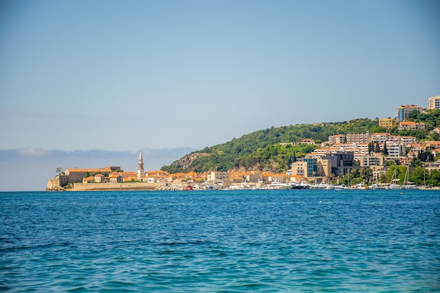 Vista del casco antiguo de la costa de Budva en Montenegro.