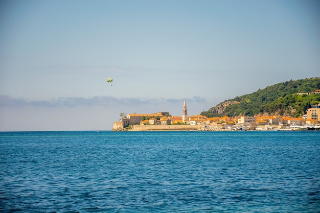 Vista del casco antiguo de la costa de Budva en Montenegro.