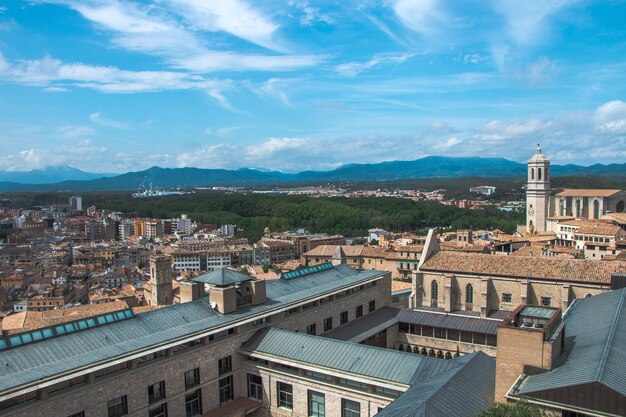 Vista del casco antiguo de Girona y hermoso cielo azul Cataluña España