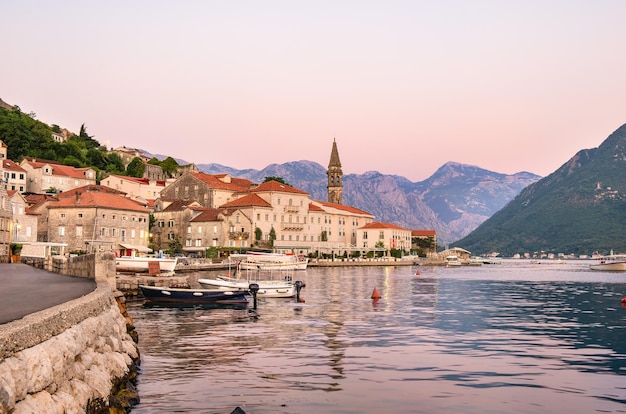 Vista del casco antiguo de Perast al atardecer de verano, Montenegro