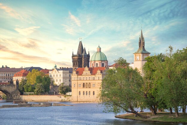 Una vista del casco antiguo de praga desde el río