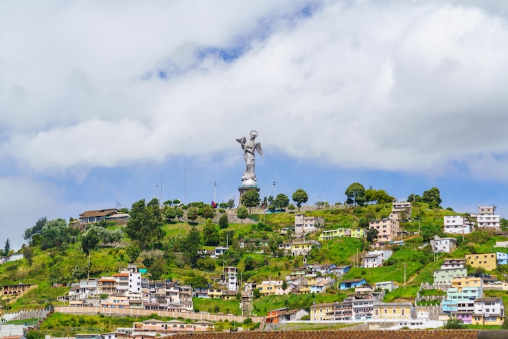 Foto vista del casco antiguo de quito ecuador con colinas al fondo