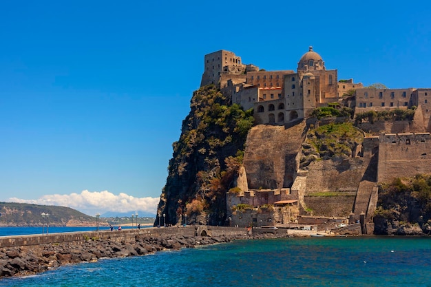 Vista del castillo de Aragón en la isla de Ischia