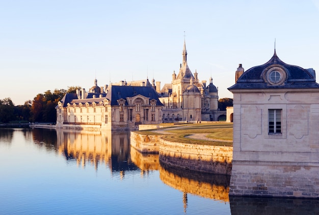 Vista del castillo de Chantilly en Francia