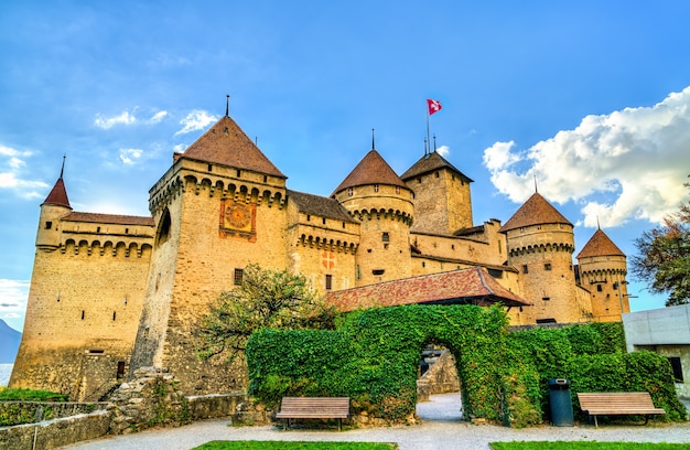 Vista del castillo de Chillon en el lago de Ginebra en Suiza