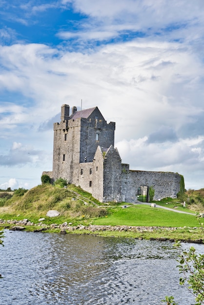 Foto vista del castillo de dunguaire en irlanda durante la bajamar.