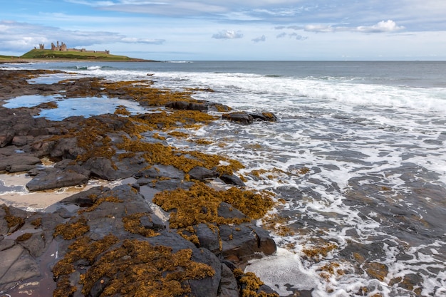 Vista del castillo de Dunstanburgh en Craster Northumberland