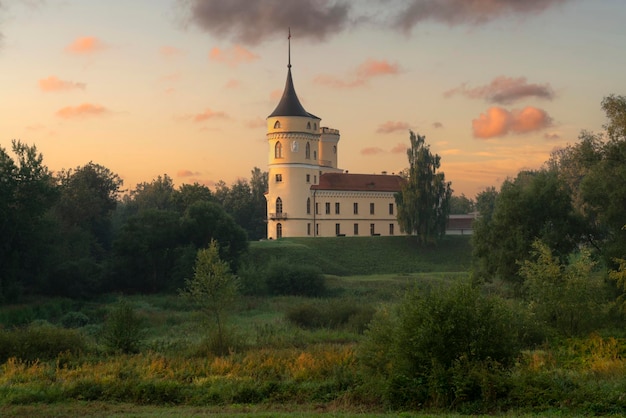 Vista del castillo del emperador ruso Paul IMarienthal BIP fortaleza desde el río Slavyanka en una soleada mañana de verano Pavlovsk San Petersburgo Rusia