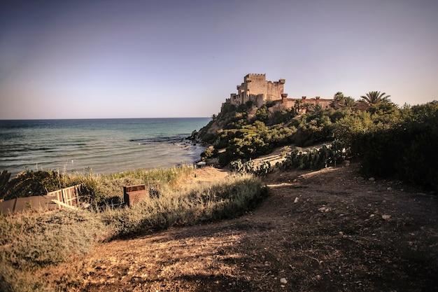 Vista del castillo de Falconara en Sicilia durante la puesta de sol