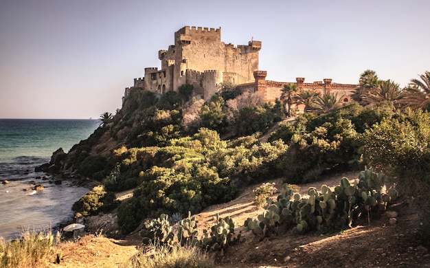 Foto vista del castillo de falconara en sicilia durante la puesta de sol