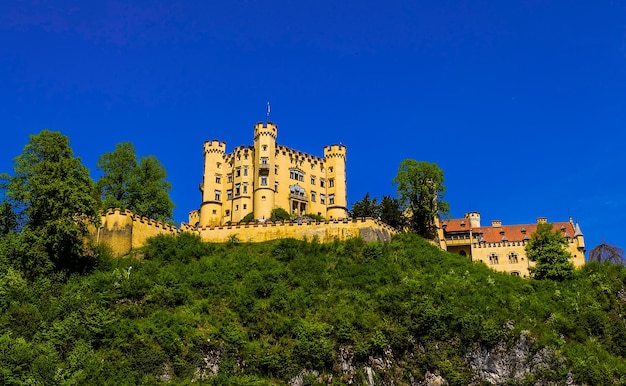 Vista del castillo de Hohenschwangau en Schwangau, Baviera, Alemania.