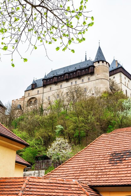 Vista del castillo de Karlstejn desde abajo