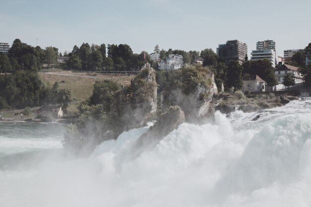 La vista desde el castillo de Laufen en las cataratas del Rin es la cascada más grande de Schaffhausen, Suiza. Paisaje de verano, clima soleado, cielo azul y día soleado