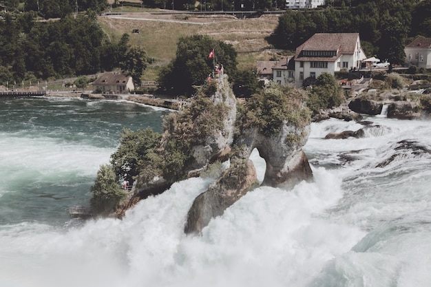 La vista desde el castillo de Laufen en las cataratas del Rin es la cascada más grande de Schaffhausen, Suiza. Paisaje de verano, clima soleado, cielo azul y día soleado