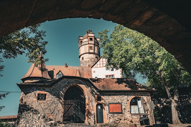 Vista del castillo medieval de Ronneburg en Alemania representado desde un ángulo bajo en un arco