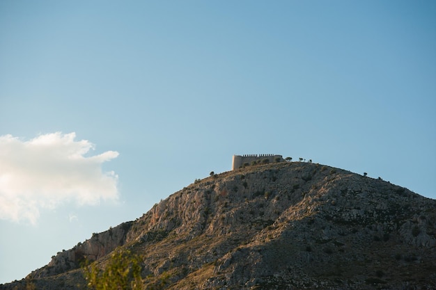 Vista del castillo de Montgrí en la región de la Costa Brava de España.