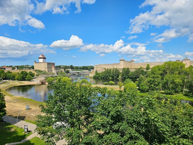 Vista del castillo de Narva en Estonia y el castillo de Ivangorod en Rusia separados por la frontera