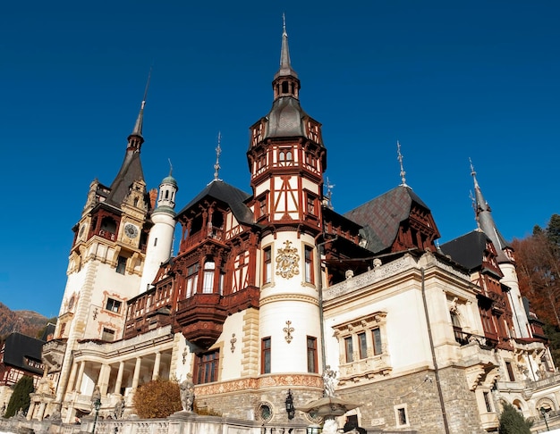 Vista del castillo de Peles en Rumania. Exterior del castillo en los Cárpatos, bosque a su alrededor