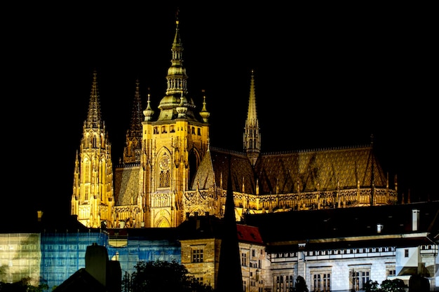 Vista del castillo de Praga por la noche