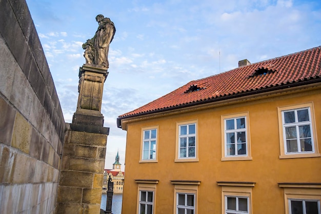 Vista del Castillo de Praga y el Puente de Carlos. República Checa.