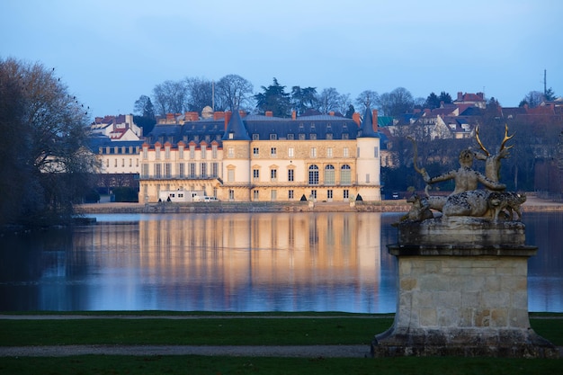 Vista del castillo de Rambouillet del siglo XIV en el pintoresco parque público de la ciudad de Rambouillet, a 50 km al suroeste de París Francia