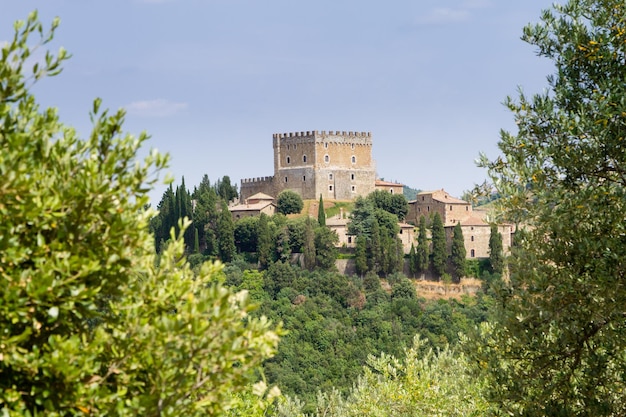 Vista del castillo de Ripa d'Orcia Toscana histórica Italia