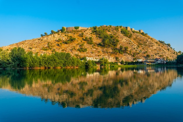 Vista del castillo de Rozafa desde un barco en una excursión turística por el lago Shkoder en Shiroka Albania