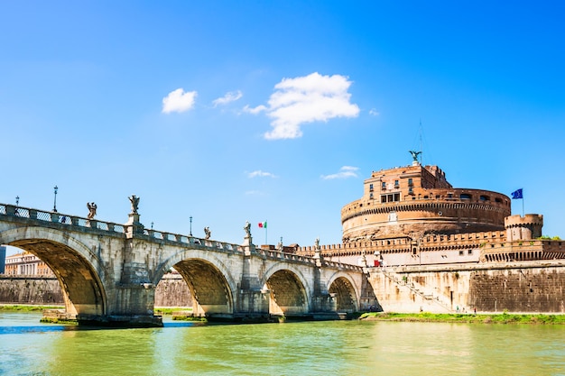 Foto vista del castillo de san angelo y el puente en roma, italia