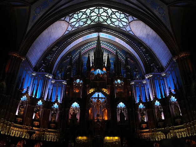 Foto vista de la catedral desde un ángulo bajo