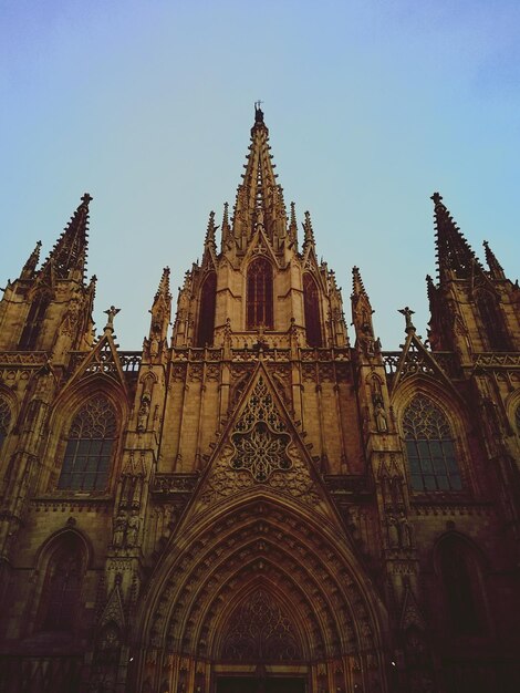 Foto vista de la catedral desde un ángulo bajo