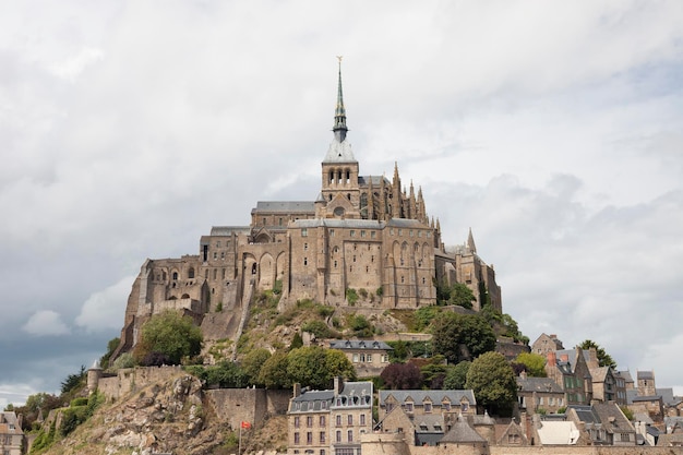 Foto vista de una catedral desde un ángulo bajo