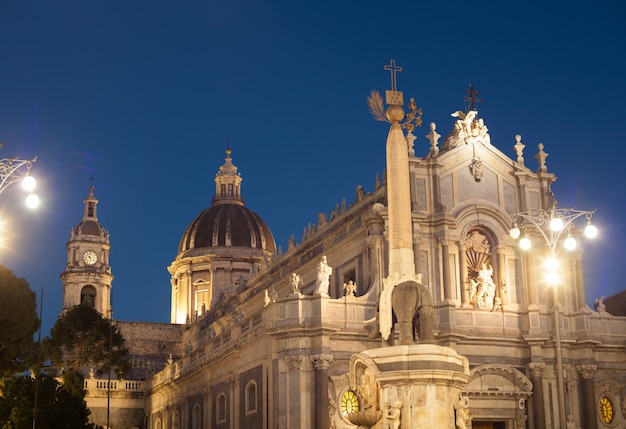 Foto vista de la catedral de catania