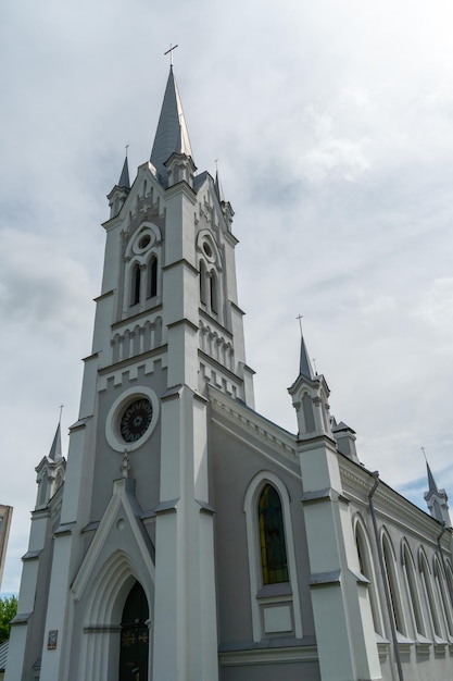 Vista de la catedral católica moderna sobre el fondo de las nubes El edificio tiene un propósito religioso Los techos puntiagudos de la iglesia y cruces contra el cielo