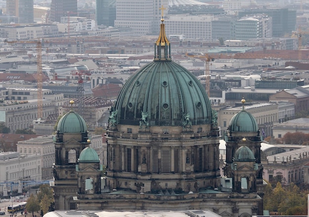 Foto vista de la catedral en la ciudad