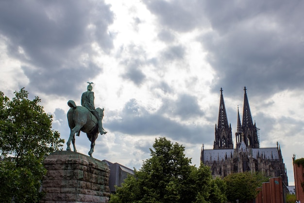 Foto vista de la catedral de colonia con la estatua ecuestre del kaiser wilhelm ii en colonia alemania