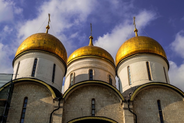 Vista de la Catedral de la Dormición en la Plaza de la Catedral en el Kremlin de Moscú